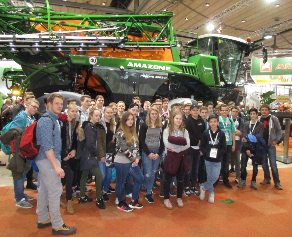 Realschüler und Gymnasiasten auf der "Agritechnica" in Hannover